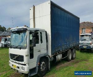 Volvo 2002 FL250 6x2 tautliner truck.. Lazy axle