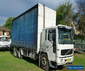 Volvo 2002 FL250 6x2 tautliner truck.. Lazy axle