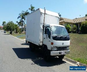 Toyota Dyna 2000 Pantech Truck with Remote Control Lifter