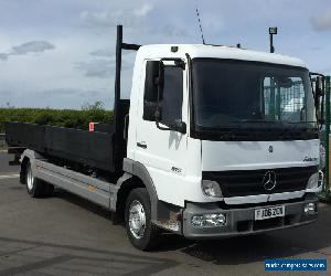 MERCEDES ATEGO 7.5T FLAT BED LORRY IN WHITE. 