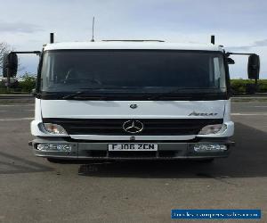 MERCEDES ATEGO 7.5T FLAT BED LORRY IN WHITE. 