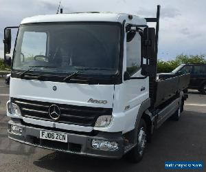 MERCEDES ATEGO 7.5T FLAT BED LORRY IN WHITE. 