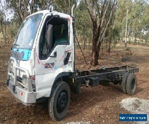 2005 Isuzu NQR cab chassis 